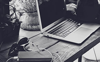 新球体育app-湖人主场狂输36分，球迷：这阵容连2K都认不全